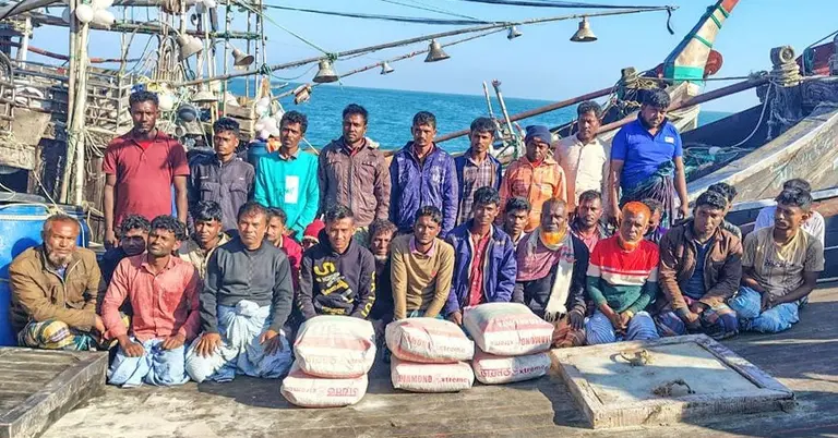 সিমেন্টসহ আটক পাচারকারীরা